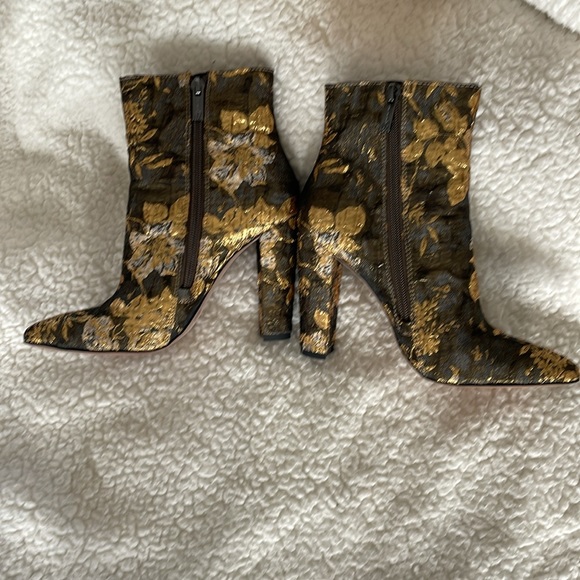 Sexy JS boots sz 6 true to size. Gold & Black ankle boots. Wore maybe 2 times. - Picture 13 of 13